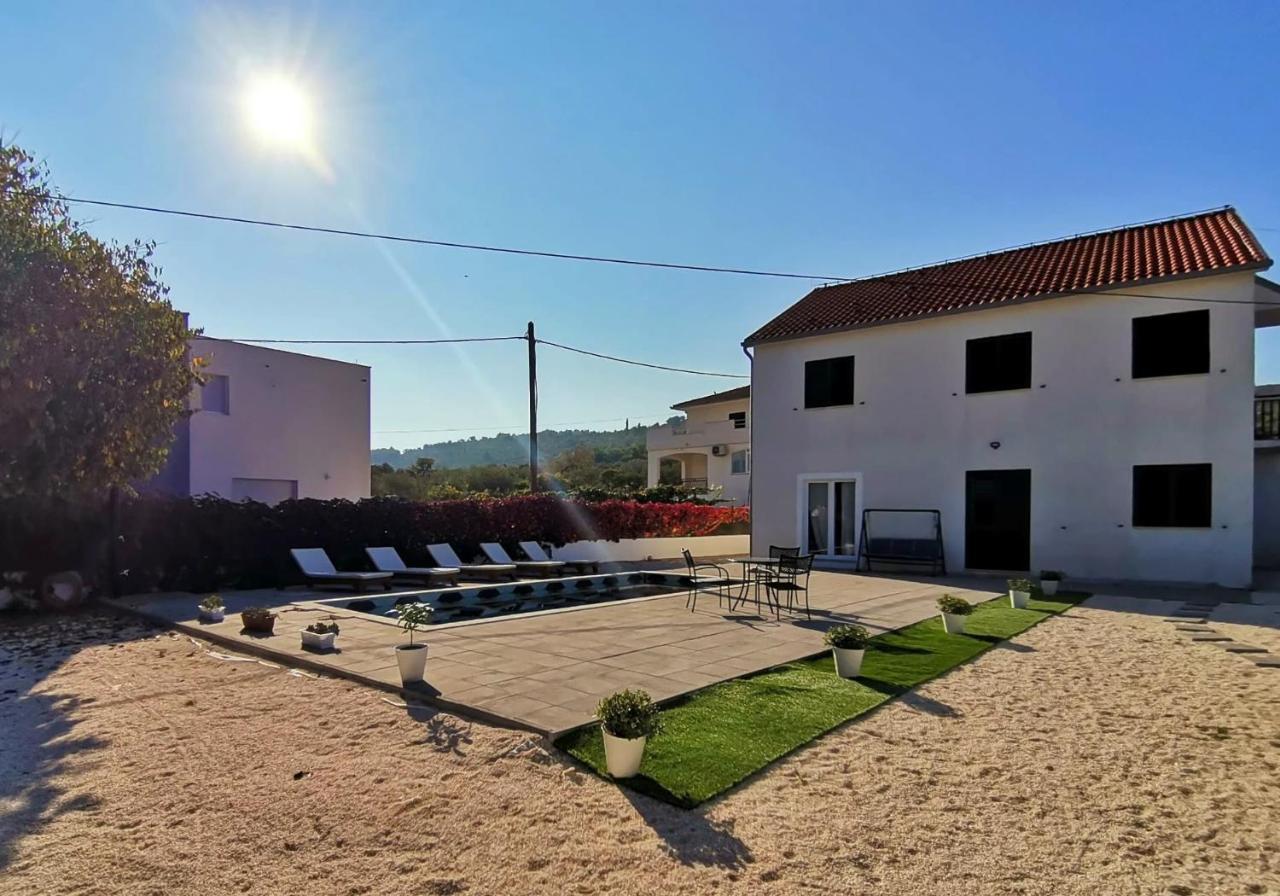 Holiday Home Nino With Amazing Swimming Pool สลาทิเน ภายนอก รูปภาพ