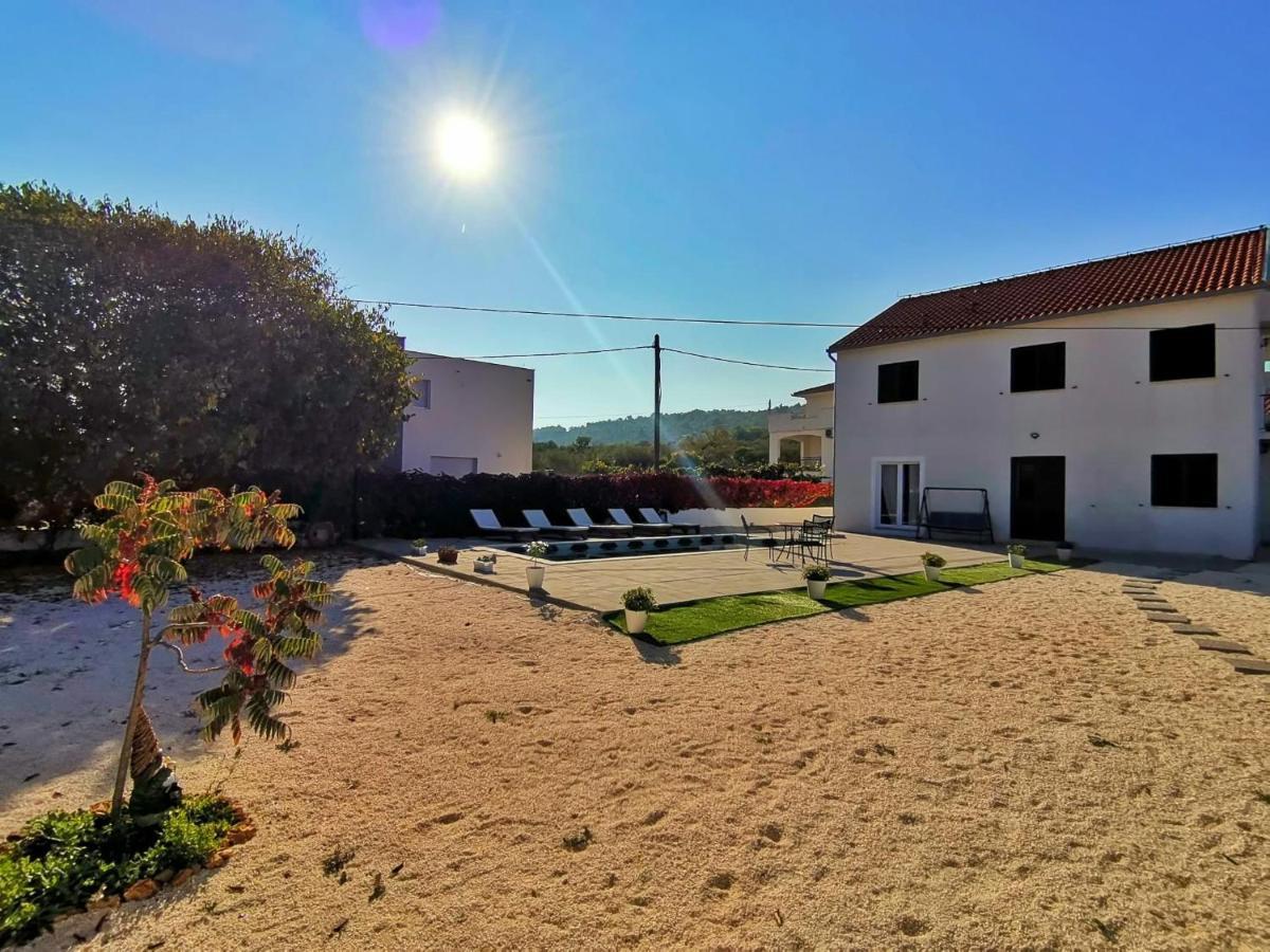 Holiday Home Nino With Amazing Swimming Pool สลาทิเน ภายนอก รูปภาพ