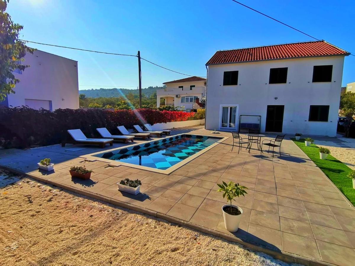 Holiday Home Nino With Amazing Swimming Pool สลาทิเน ภายนอก รูปภาพ