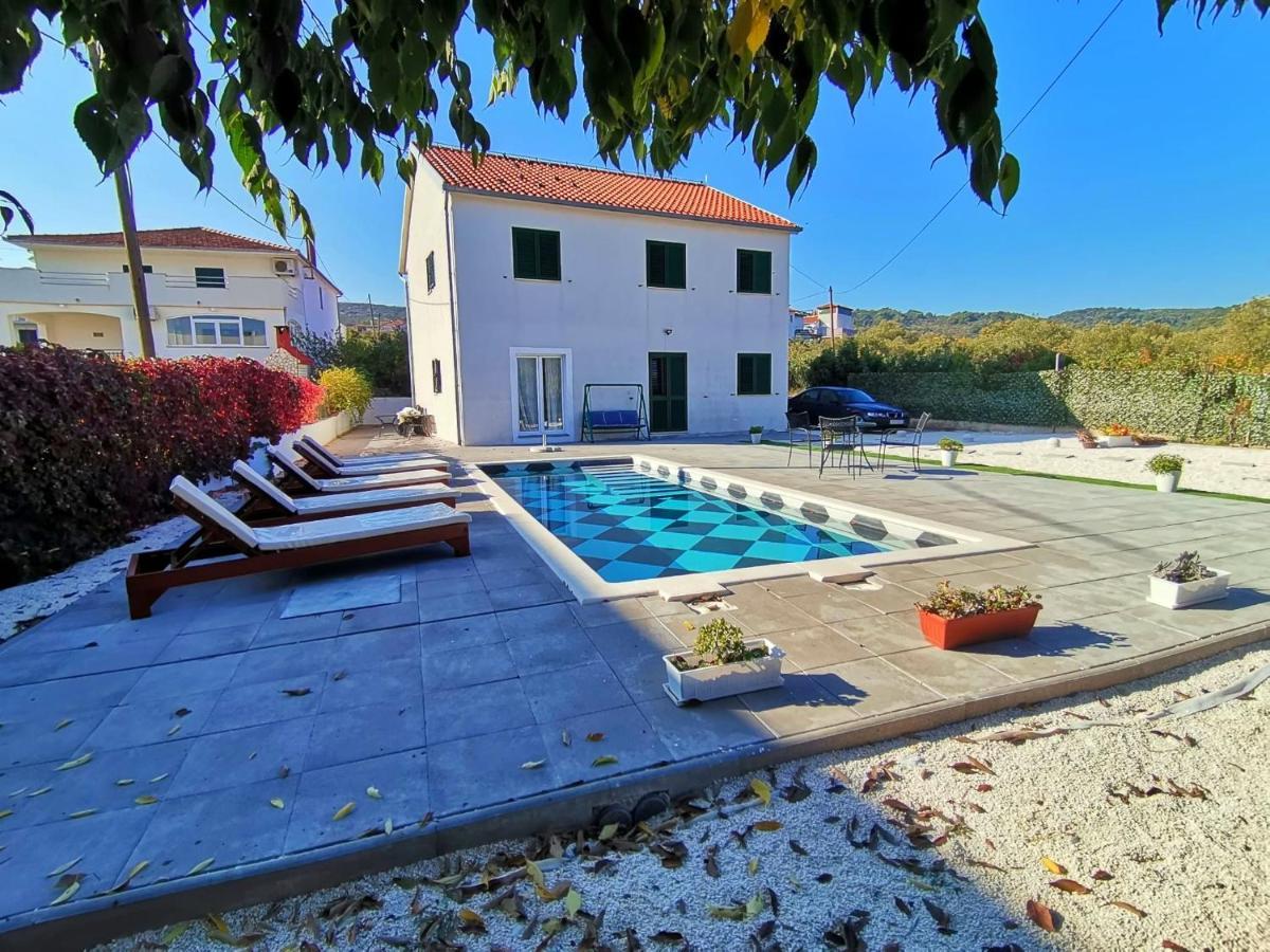 Holiday Home Nino With Amazing Swimming Pool สลาทิเน ภายนอก รูปภาพ