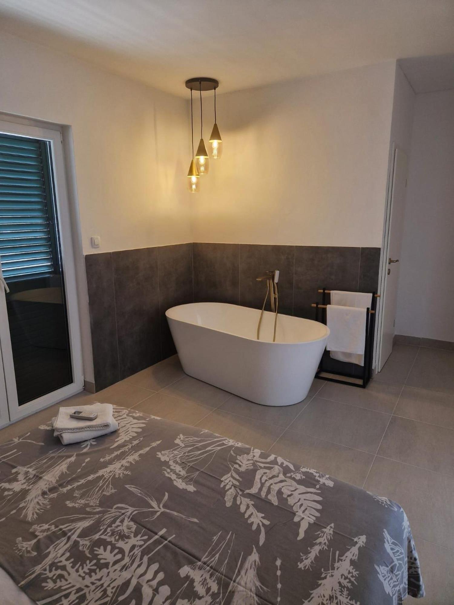 Holiday Home Nino With Amazing Swimming Pool สลาทิเน ภายนอก รูปภาพ